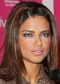 Comment Se Maquiller Comme Adriana Lima Yeux De Chat Et Levres Roses Pulpeuses Le Boudoir Des Brunettes